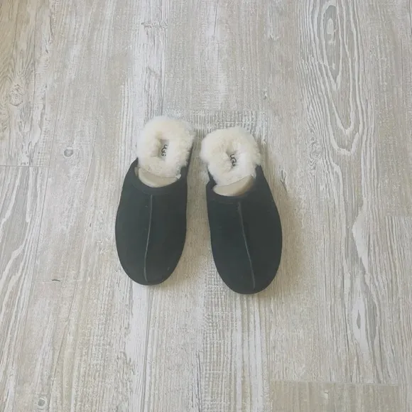 NWOT uggs men’s scuff black suede slippers