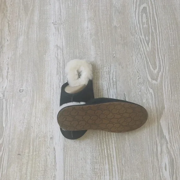 NWOT uggs men’s scuff black suede slippers