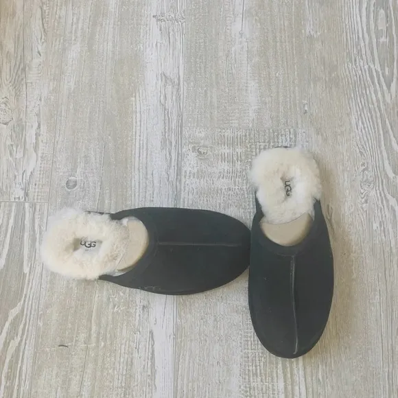 NWOT uggs men’s scuff black suede slippers