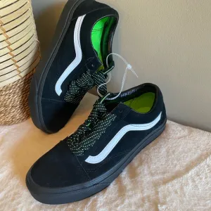 NWOT Vans Men's Black and White Sneakers Men 6.5/ Women 8