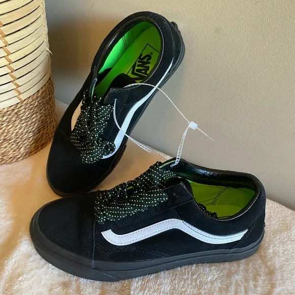 NWOT Vans Men's Black and White Sneakers Men 6.5/ Women 8