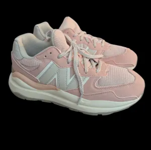 NWOTs 202257/40 Big Kid Pink Haze New Balance Tennis Shoes. Sz 5 Kids, Women 7