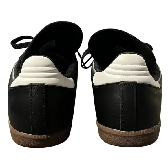 NWT Adidas Classic Samba Black and White Sneakers Indoor Soccer Shoes Mens 10.5