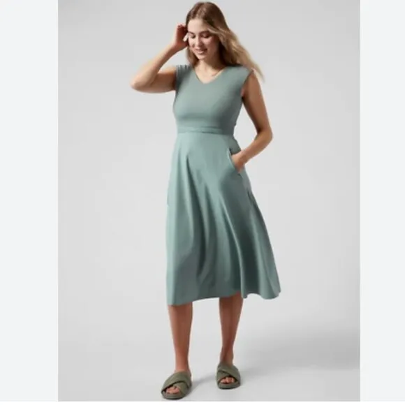 NWT Athleta Ryder Dress, Minimalist Grey, Med.