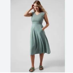NWT Athleta Ryder Dress, Minimalist Grey, Med.