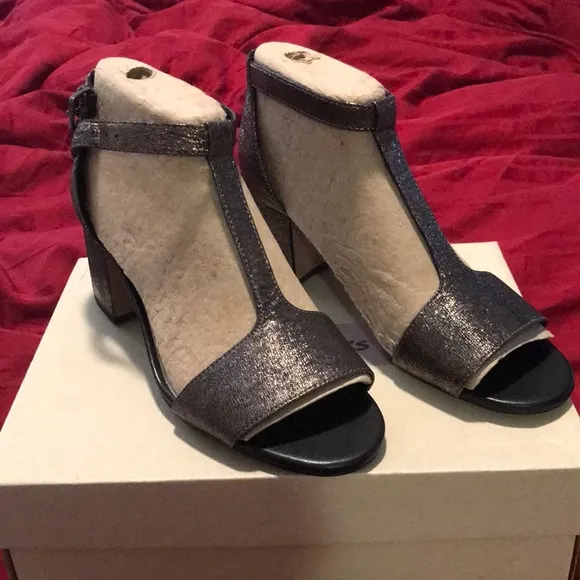 NWT Clarks bronze metallic sandals New never worn! Block heel shoe sz 6 sandals