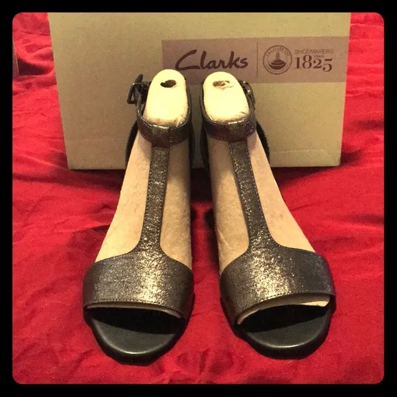 NWT Clarks bronze metallic sandals New never worn! Block heel shoe sz 6 sandals