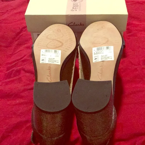 NWT Clarks bronze metallic sandals New never worn! Block heel shoe sz 6 sandals