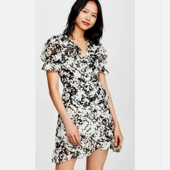 NWT MISA Los Angeles Floral Everly Wrap dress size medium