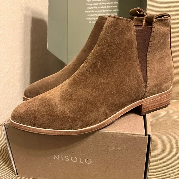 NWT Nisolo Everyday Chelsea Suede Women's Ankle Boots - Size 9.5