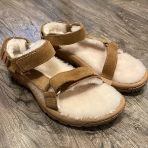 NWT Teva Hurricane Shearling Leather Sandals with Lamb Fur lining Size 7