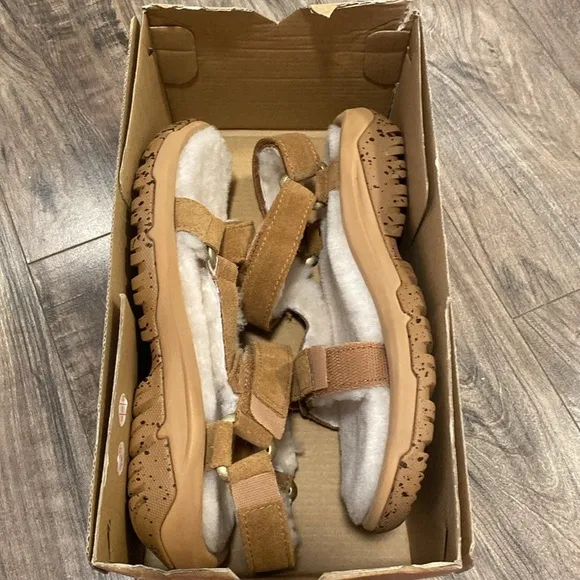 NWT Teva Hurricane Shearling Leather Sandals with Lamb Fur lining Size 7