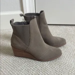 NWT TOMS  Diana Women's Taupe Wedge Ankle Boots