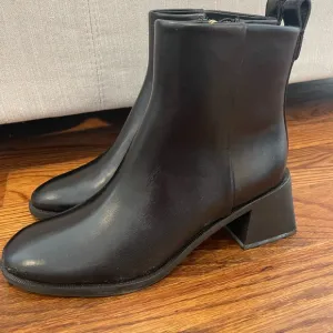 NWT Tory Burch Black Leather Ankle Booties Size 6.5