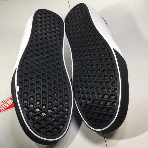 NWT Vans Old Skool Skateboard Shoes Men’s 7 Women’s 8.5