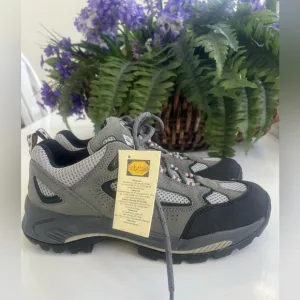 NWT Vasque VIBRAM 7454 size 10M Leather Hiking Trail Boots Low 2006 NO INSOLES