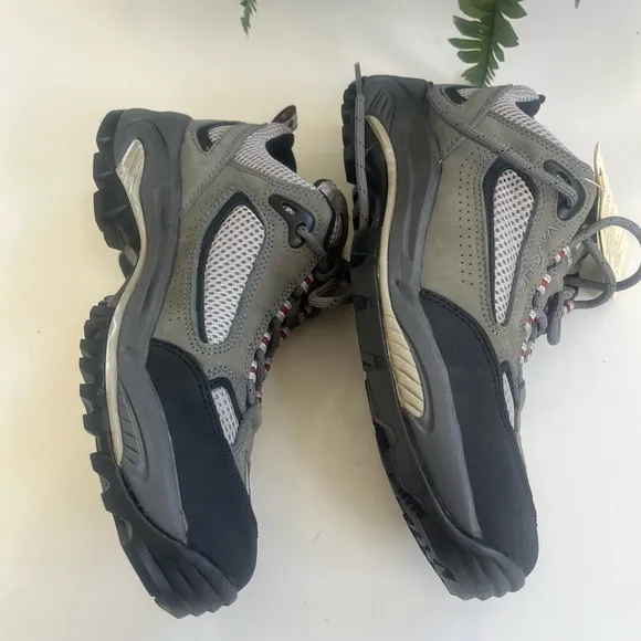 NWT Vasque VIBRAM 7454 size 10M Leather Hiking Trail Boots Low 2006 NO INSOLES