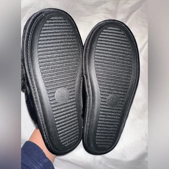 NWT vicious secret black fuzzy diamond shine strap slippers shoes size medium 🤍✨