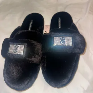 NWT vicious secret black fuzzy diamond shine strap slippers shoes size small ✨🖤