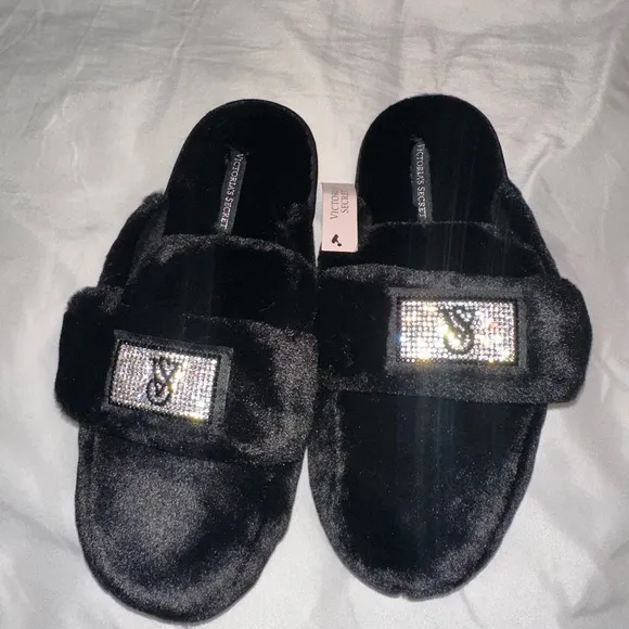 NWT vicious secret black fuzzy diamond shine strap slippers shoes size small ✨🖤