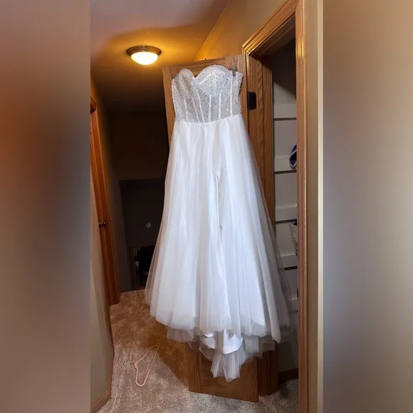 NWT Wedding Dress Sequin Decore Bridal Gown Minimalistic Weding Dress with Slit