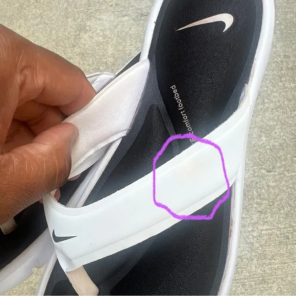 NWT WMNS SIZE 7 NIKE ULTRAS COMFORTS THONGS COKE WHITE BLACKS WHITES FOOTBEDS