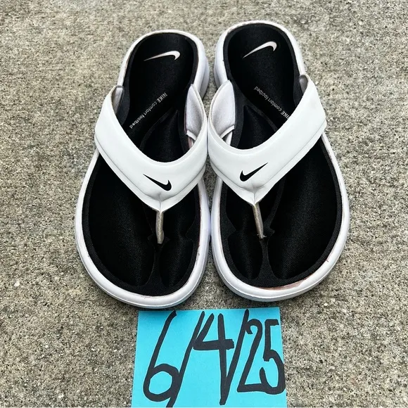 NWT WMNS SIZE 7 NIKE ULTRAS COMFORTS THONGS COKE WHITE BLACKS WHITES FOOTBEDS