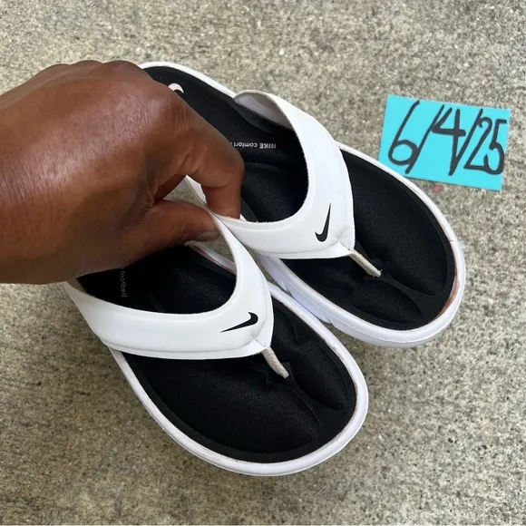 NWT WMNS SIZE 7 NIKE ULTRAS COMFORTS THONGS COKE WHITE BLACKS WHITES FOOTBEDS