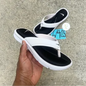 NWT WMNS SIZE 7 NIKE ULTRAS COMFORTS THONGS COKE WHITE BLACKS WHITES FOOTBEDS