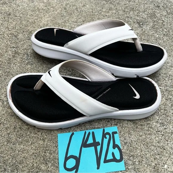 NWT WMNS SIZE 7 NIKE ULTRAS COMFORTS THONGS COKE WHITE BLACKS WHITES FOOTBEDS