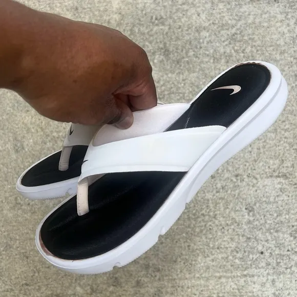 NWT WMNS SIZE 7 NIKE ULTRAS COMFORTS THONGS COKE WHITE BLACKS WHITES FOOTBEDS