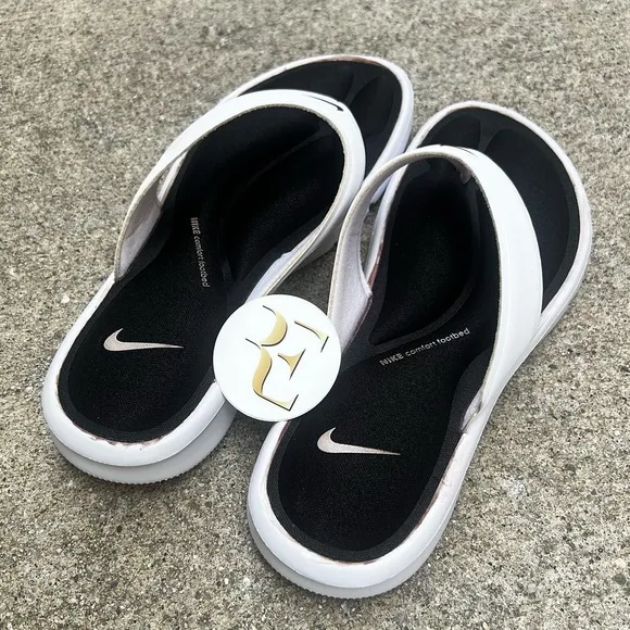 NWT WMNS SIZE 7 NIKE ULTRAS COMFORTS THONGS COKE WHITE BLACKS WHITES FOOTBEDS