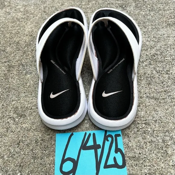 NWT WMNS SIZE 7 NIKE ULTRAS COMFORTS THONGS COKE WHITE BLACKS WHITES FOOTBEDS