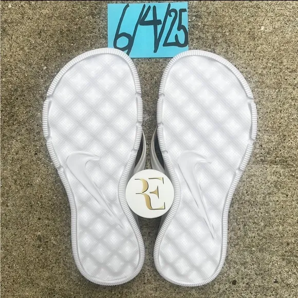 NWT WMNS SIZE 7 NIKE ULTRAS COMFORTS THONGS COKE WHITE BLACKS WHITES FOOTBEDS