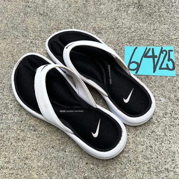 NWT WMNS SIZE 7 NIKE ULTRAS COMFORTS THONGS COKE WHITE BLACKS WHITES FOOTBEDS
