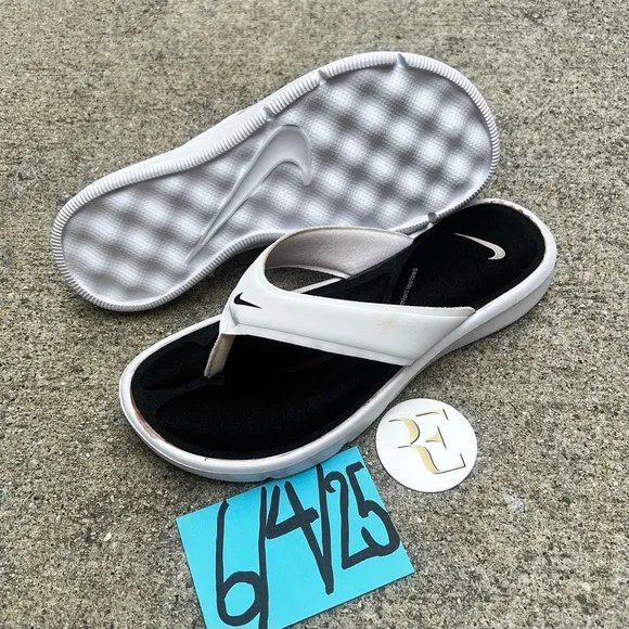 NWT WMNS SIZE 7 NIKE ULTRAS COMFORTS THONGS COKE WHITE BLACKS WHITES FOOTBEDS