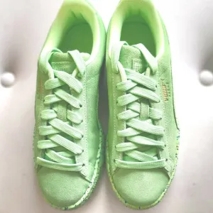 NWT Women  7  &amp; Youth 5  Shoes Puma tennis Skater Indoor Soccer, Bright green