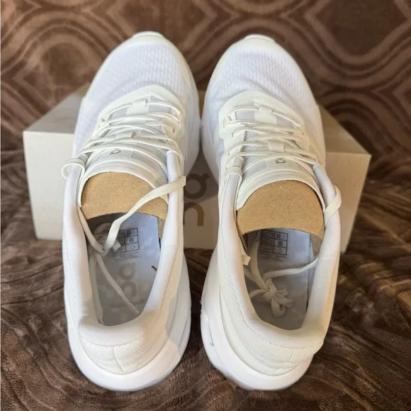 On Cloud Pulse Men’s Athletic Shoes sz M11 Color White. NIB