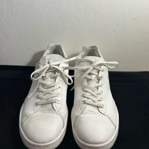 On Running men’s shoes White Sneakers Minimalist Low-Top Sz 13