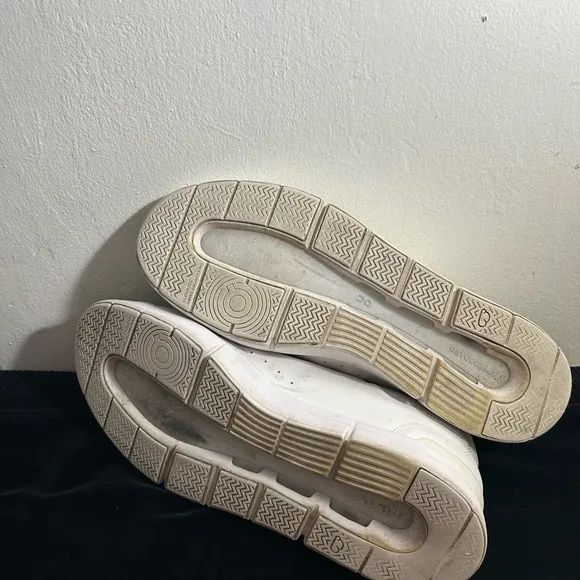 On Running men’s shoes White Sneakers Minimalist Low-Top Sz 13