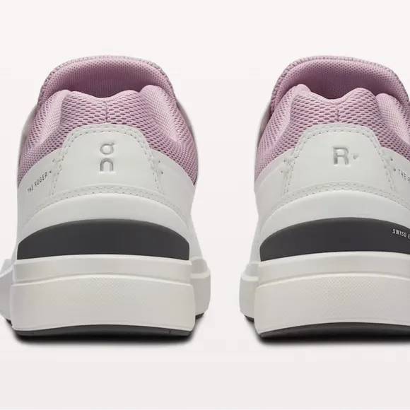 On Shoes The Roger Advantage size 8 women's white/aster New