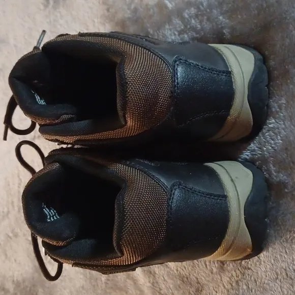 OZARK TRAIL MENS SIZE 8 WATER PROOF HIKING BOOTS