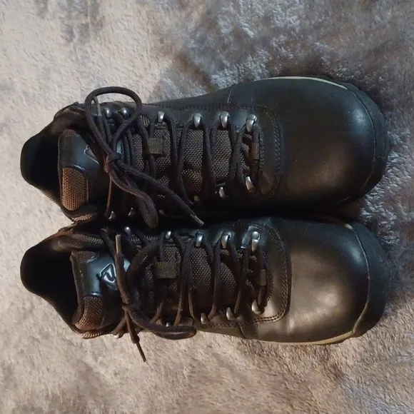OZARK TRAIL MENS SIZE 8 WATER PROOF HIKING BOOTS