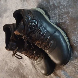 OZARK TRAIL MENS SIZE 8 WATER PROOF HIKING BOOTS