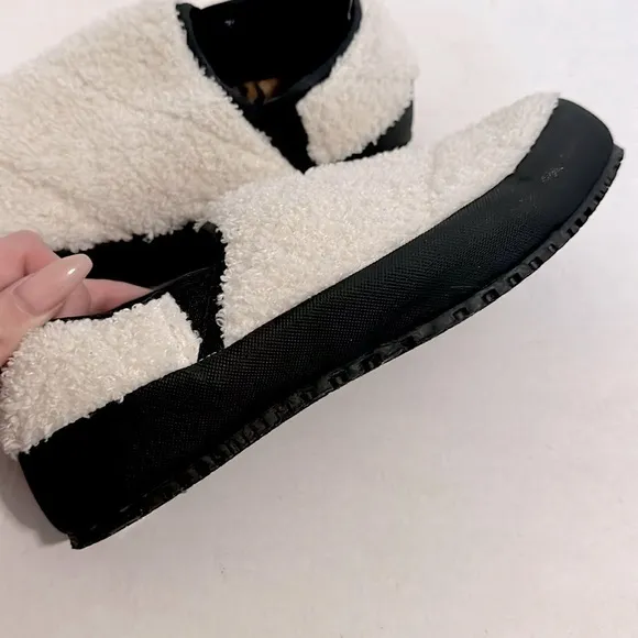 P448 Laby Slippers {white/Black} size 39