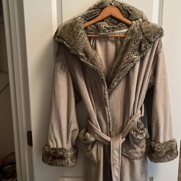 Pottery Barn Gray Faux Fur Hooded Alpaca Robe Small and Slippers Medium
