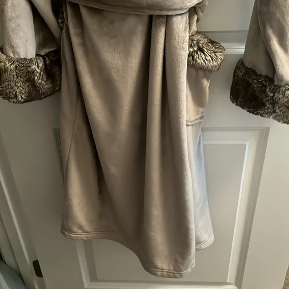 Pottery Barn Gray Faux Fur Hooded Alpaca Robe Small and Slippers Medium