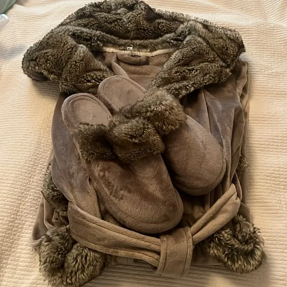 Pottery Barn Gray Faux Fur Hooded Alpaca Robe Small and Slippers Medium