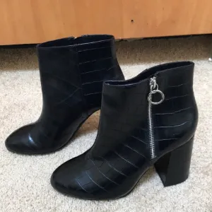 PULL &amp; BEAR black EU Size 38 black ankle boots
