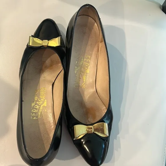 Salvatore Ferragamo Black Patent Leather Dress Shoes Gold Bow sz 7.5 AA GUC